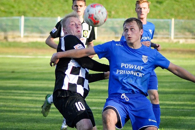 Łukasz Scholz (z prawej) walczy o piłkę z Kamilem Jasiną.