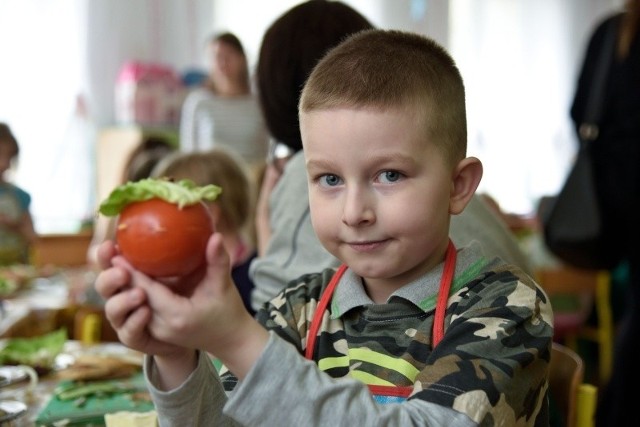 Krystian Niewiński (na zdjęciu) razem z kolegami z białostockiego przedszkola nr 27 własnoręcznie przygotował zdrowe kanapki.
