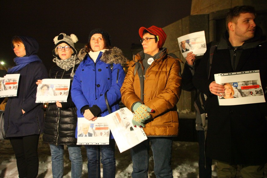 Manifestacja w obronie praw kobiet na Placu Wolności. Protest zgromadził około 500 osób [zdjęcia]