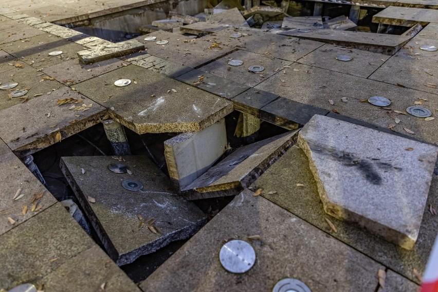 Kraków ma zabiegać o odszkodowanie za zniszczenie fontanny na placu Axentowicza
