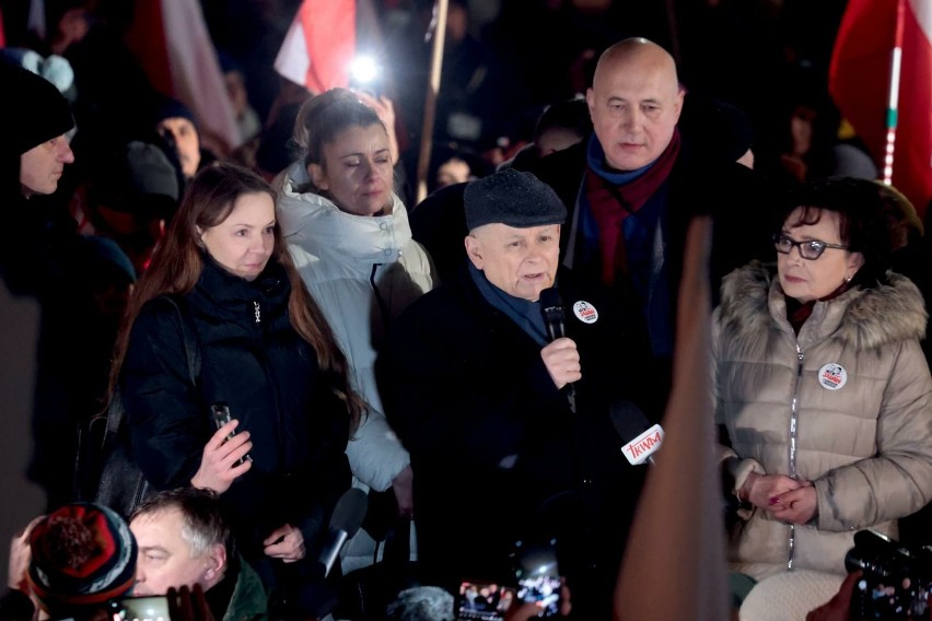 Protest rozpoczął się o godzinie 16 przed budynkiem Sejmu.