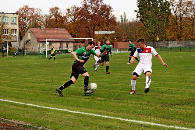 Zagłębie Piechcin - Spójnia Białe Błota 1 : 1 (0:0)Bramki: 1:0 Rafał Nowak (46’),  1:1 Marcin Czerwiński (88’) rz. k.Zagłębie bez trenera. Wyniki jakie zespół z Piechcina uzyskiwał (niezadowalające) w rundzie  jesiennej skłoniły Zarząd klubu do rozwiązania umowy z trenerem Arkadiuszem Zaleskim. W spotkaniu z Spójnią Białe Błota gospodarze wystąpili pod wodzą grającego  Jakuba Juszczyka, który prowadzić zespół do końca rundy jesiennej.(mw)