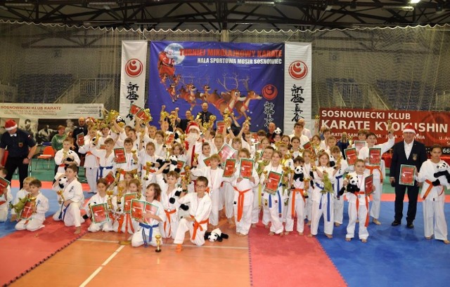 W organizowanych przez Sosnowiecki Klub Karate Turnieju Mikołajkowym Karate wzięło udział ponad stu uczestników. Zobacz kolejne zdjęcia. Przesuwaj zdjęcia w prawo - naciśnij strzałkę lub przycisk NASTĘPNE
