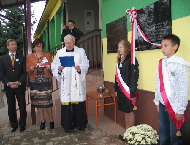 W hołdzie pamięci budowniczym Szkoły Podstawowej w Trześni, podczas sobotniego jubileuszu odsłonięto pamiątkową tablicę. Od lewej Marian Grzegorzek, wójt Gorzyc i Anna Sośniak, dyrektor placówki.