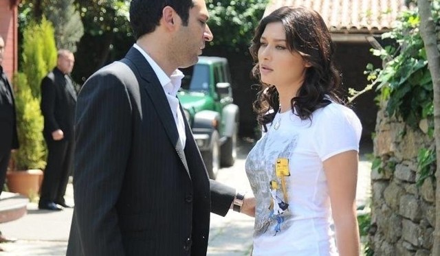 "Cena miłości" to nowy turecki serial, który zastąpił w TVP2 "Tylko z tobą". Ile ma odcinków? Do kiedy widzowie będą mogli śledzić losy Jasemin?