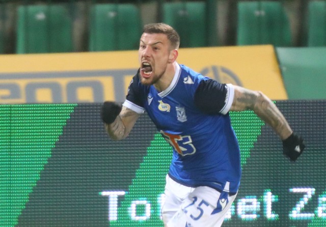 Pedro Tiba był zdecydowanie najlepszym piłkarzem piątkowych derbów Poznania w Grodzisku Wielkopolskim. Lech Poznań pokonał Wartę Poznań 2:1 (0:0), a Portugalczyk asystował przy pierwszym golu i zachował najwięcej spokoju w ostatniej akcji meczu, co pozwoliło zdobyć mu zwycięską bramkę. Po tej sytuacji z doliczonego czasu gry wyskoczyła cała ławka Kolejorza wraz z trenerem Żurawiem, którzy pobiegli cieszyć się z Pedro Tibą. Nasz fotograf uwiecznił ten moment radości Lecha Poznań, po którym sędzia Jarosław Przybył zakończył spotkanie. Zobacz fotorelację z ostatniej akcji derbów Poznania pomiędzy Wartą a Lechem ---->