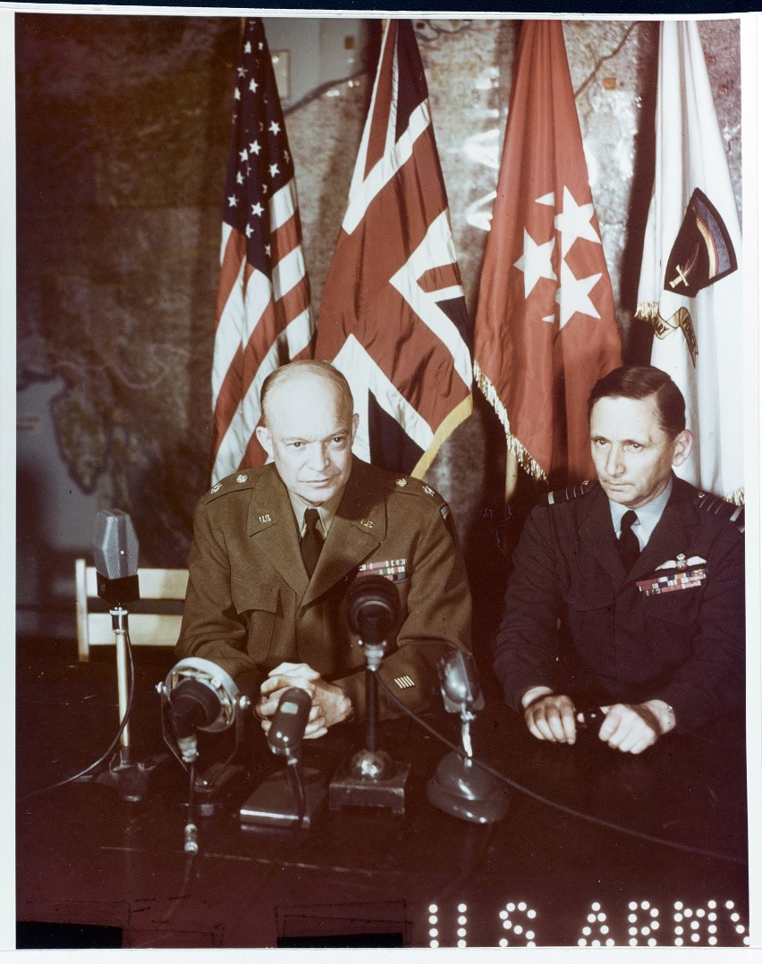 Wystąpienie generała Dwighta D. Eisenhowera (po lewej) i...