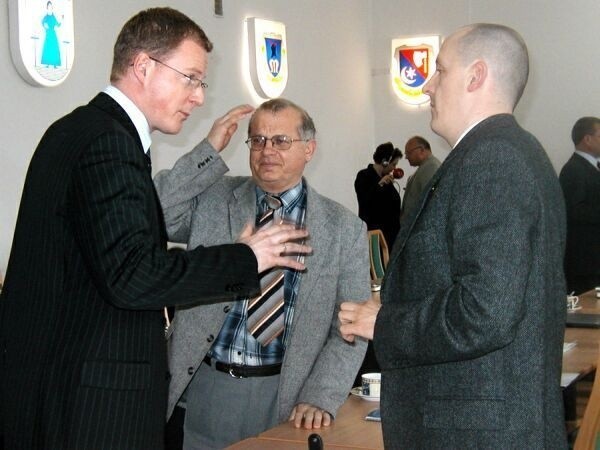 Przedsiębiorcy wykorzystali jak umieli możliwość rozmowy z wiceministrami. Po lewej: Krzysztof Krystowski, wiceminister gospodarki i pracy.