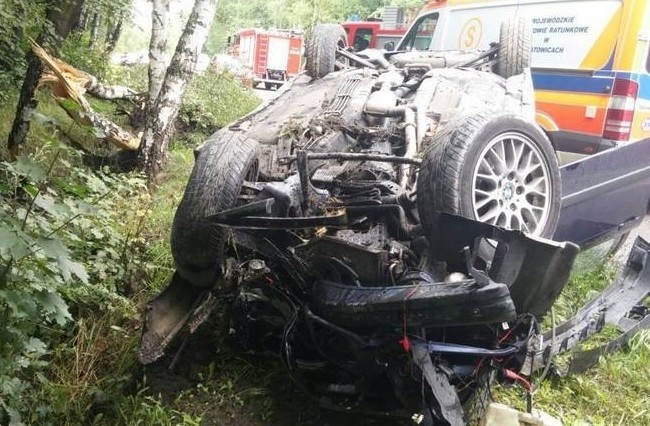 Jastrzębie: Kierowca bmw uderzył w drzewo i dachował