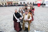 Ponad pół tysiąca maturzystów zatańczyło poloneza w czwartek na Rynku w Opolu [ZDJĘCIA, WIDEO] 