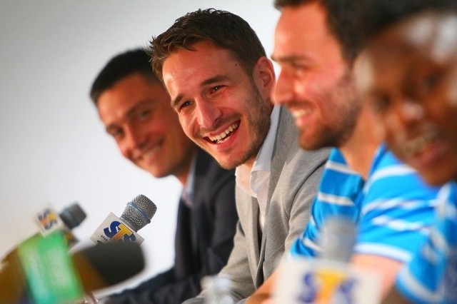 Piotr Rutkowski (w środku) podczas prezentacji nowych zawodników w Lechu Poznań 20.06.2014