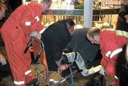 Ratownicy medyczni z koszalińskiego pogotowia lżej poszkodowanych opatrzyli na miejscu, a potem zawieźli do szpitala