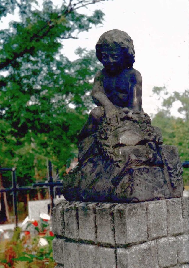 Zdjęcie sprzed piętnastu laty figurki stojącej na nagrobku Maniusia.