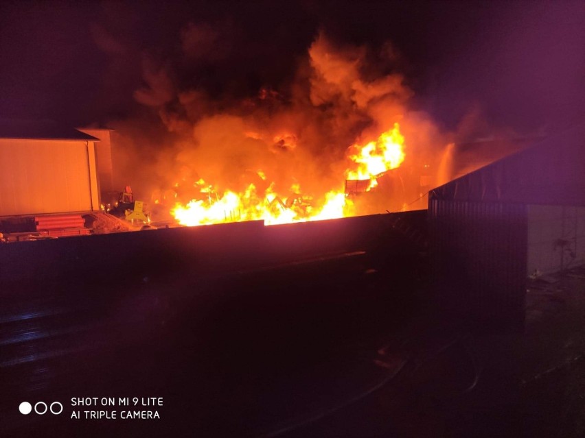 Potężny pożar w zakładzie produkującym folię w Kolbuszowej. Z ogniem walczyło około 30 zastępów straży pożarnej! (ZDJĘCIA)