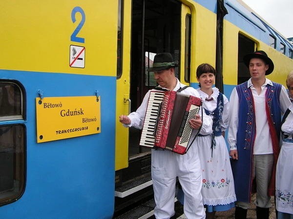 Ryszard Sylka częstował tabaką, Andrzej Lemańczyk grał na akordeonie, Wojciech Megier żartował, a Kazimierz Kerlin zachęcał do gry w karty. W 2008 roku z Bytowa, po raz pierwszy lat, odjechał pociąg. To był specjalny skład. Transcassubia zawiozła mieszkańców do Gdańska na dziesiąty Zjazd Kaszubów. Mimo wczesnej pory (odjazd był o 5.50) pasażerów nie zabrakło. Cztery piętrowe wagony pomieściły prawie trzysta osób.