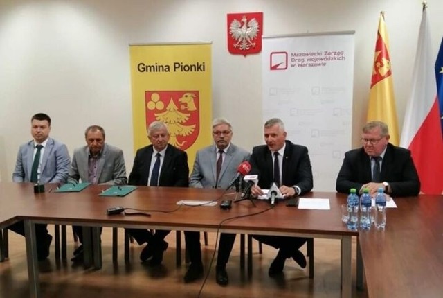 Przedstawiciele władz marszałkowskich oraz gminy Pionki po podpisaniu umowy na przebudowę drogi w Suskowoli.
