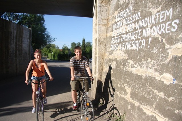 Mateusz Sornat i Kaudyna Dziok często jeżdżą na wycieczki rowerowe ulicą Małujowicką. - Trochę to skomplikuje ludziom życie, bo trzeba będzie nadrabiać kilometry - mówią o planach czasowego wyłączenia wiaduktu w ruchu. - Miejmy nadzieję, że ten nowy most będzie o wiele lepszy.