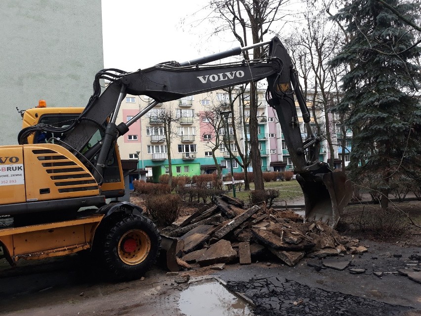 Nowy chodnik będzie między innymi obok bloku A9 na osiedlu...