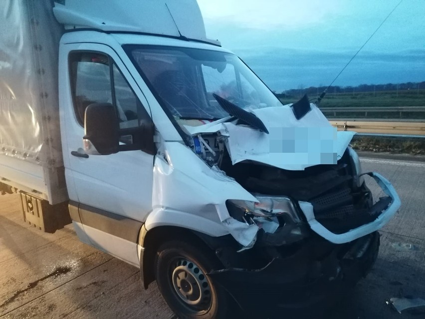 Wypadek na autostradzie A4 pod Wrocławiem. Bus wjechał w naczepę tira (ZDJĘCIA)