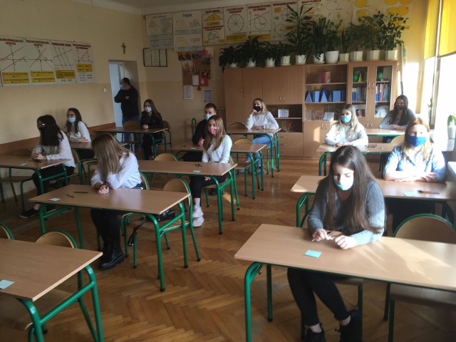 Uczniowie staszowskiego "Wyszyna" przed rozpoczęciem próbnej matury z języka polskiego.