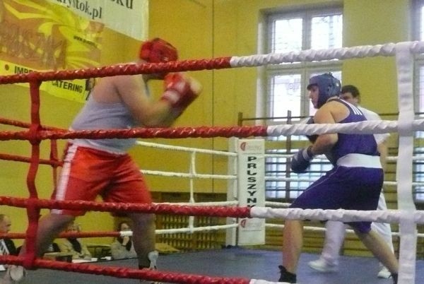 Pojedynek w wadze super ciężkiej +91 kg pomiędzy Litwinem Ardusem Samacziunasem a Łukaszem Kucharewiczem z Boxingu Sokółka