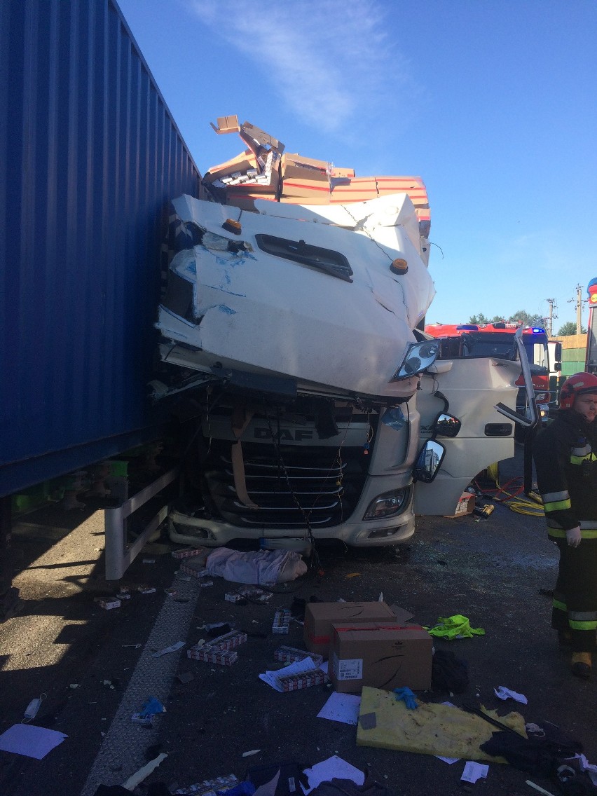 Wypadek na drodze ekspresowej S8. Kierowca ciężarówki był zakleszczony w kabinie (zdjęcia)