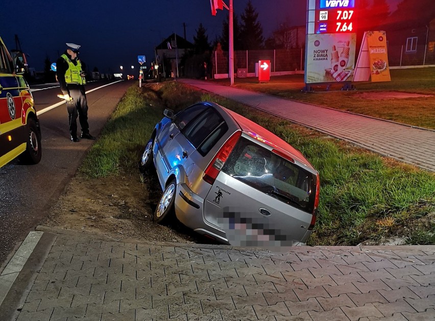 Na DK nr 77 w Orłach koło Przemyśla kierujący fordem wjechał do rowu [ZDJĘCIA]