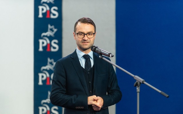 Tomasz Poręba, europoseł i szef sztabu wyborczego PiS, odniósł się do głosowania eurodeputowanych polskiej opozycji w sprawie pakietu „Fit for 55” w Parlamencie Europejskim.