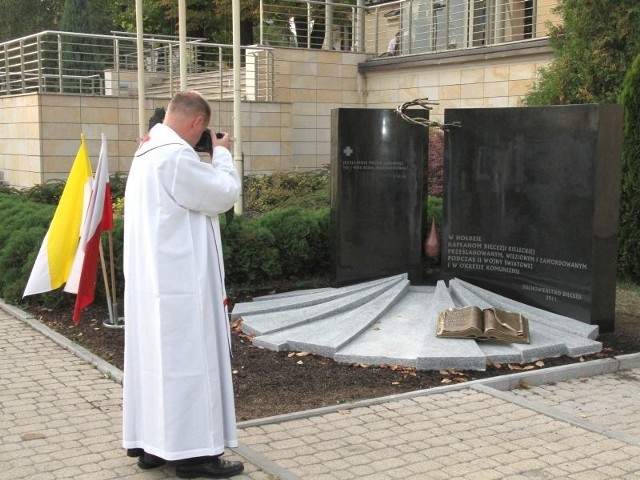 Obelisk poświęcony pamięci księży z diecezji kieleckiej, prześladowanych i pomordowanych w czasie II wojny światowej i w okresie komunizmu, odsłonięto wczoraj na placu Jana Pawła II w Kielcach.