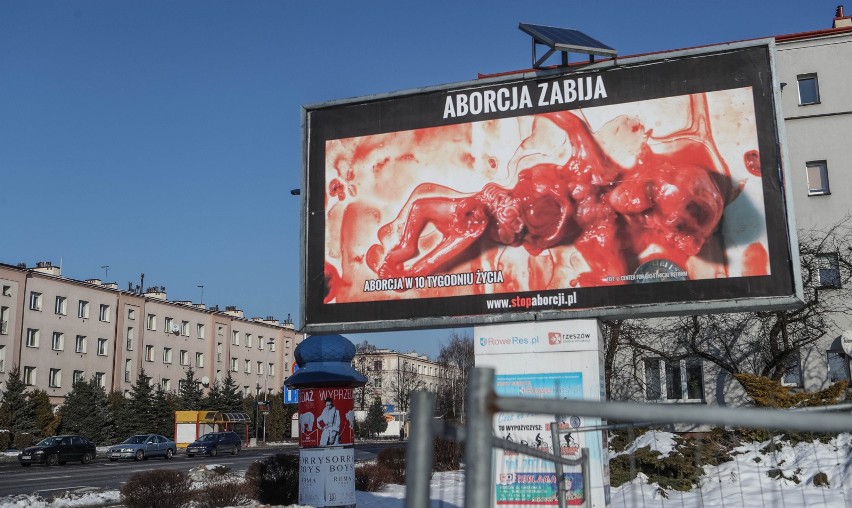 Antyaborcyjny billboard zawiesiła w Rzeszowie Fundacja...