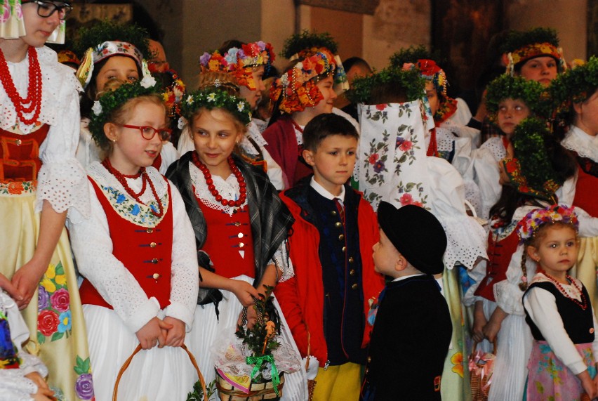 W Bytomiu-Rozbarku święcili pokarmy wielkanocne w strojach...