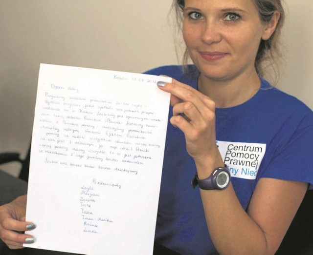 List z podziękowaniami od Czeczenek pokazuje Magdalena Zybała