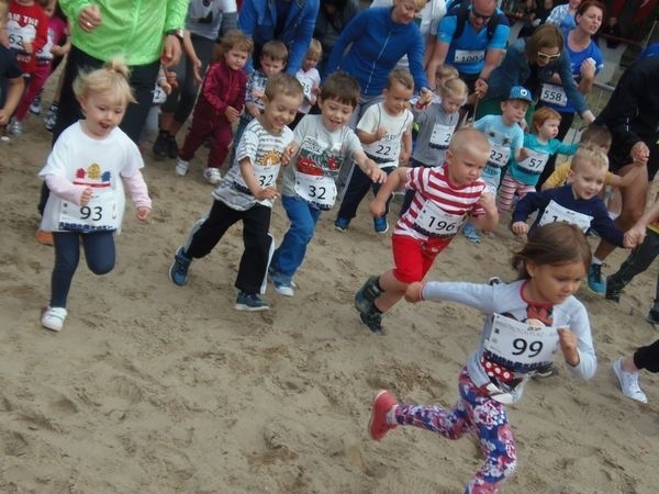 Jedna z ubiegłorocznych edycji Biegu Trzech Plaż. W tym roku biegacze przemierzą trasę wokół Rudnika szósty raz, nie zabraknie biegów dla dzieci