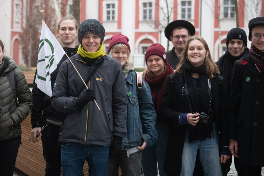 Członkowie ruchu Extinction Rebellion Poznań od marca 2020...