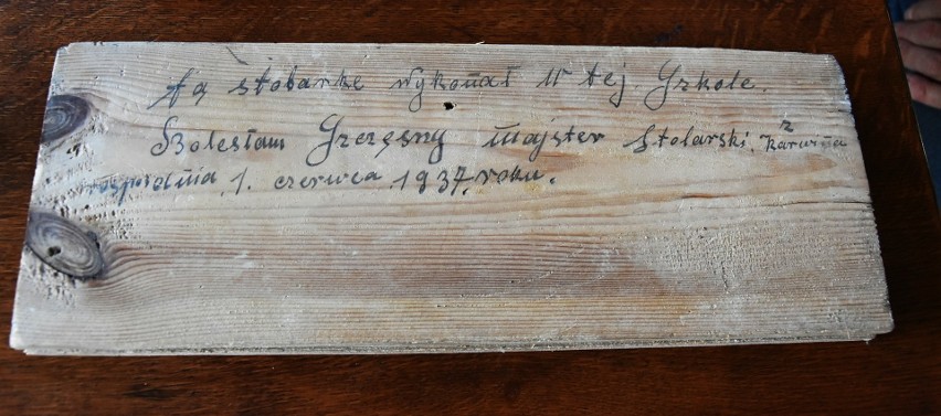 Deska z autografem stolarza Bolesława Szczęsnego