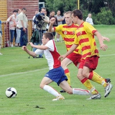 Młodzi zawodnicy MOSP Jagiellonii (żółto-czerwone stroje) nie odpuszczą żadnej piłki