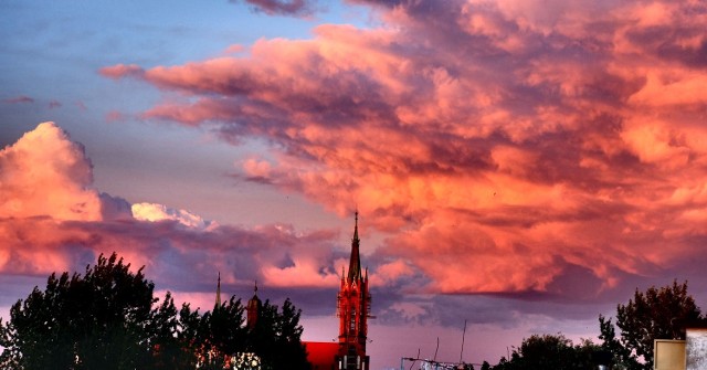 Białostocka katedra podczas zachodu słońca.