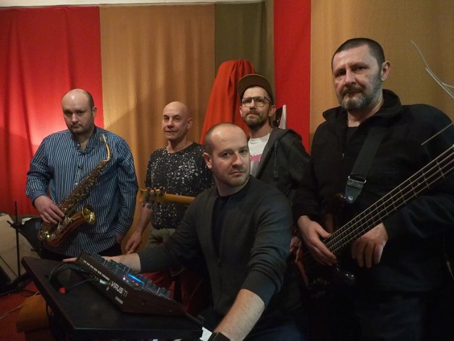 Klaudiusz Bogusłowicz (saksofon), Mirek Wiechnik (perkusja), Adrian Kaczan (klawisze), Paweł Sobolewski (gitara) i Andrzej Zieniewicz (bas) to skład Judy 4 na rok 2018.
