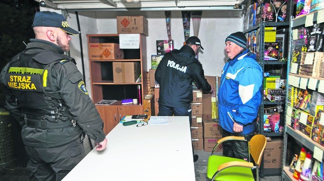Koszalińska straż miejska kontrolowała wczoraj od rana stoiska, na których sprzedawane są fajerwerki; kontrole będą powtarzane - zapowiada szef strażników
