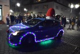 Świąteczna parada samochodów w Żorach na jarmarku bożonarodzeniowym. Auta były ozdobione choinkowymi lampkami