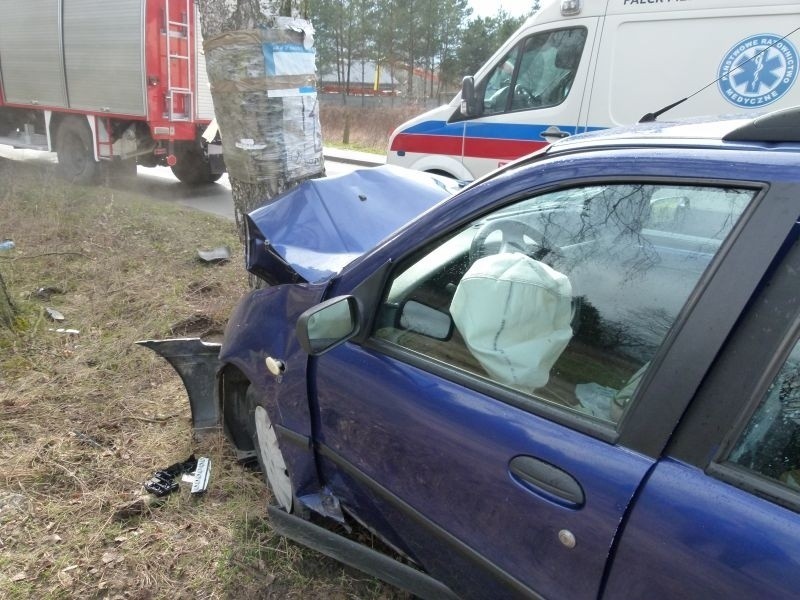 Wypadek w Tuszynie-Lesie. Auto uderzyło w drzewo