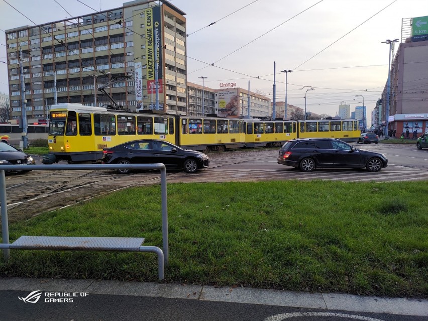 Utrudnienia w centrum Szczecina. Na pl. Rodła wykoleił się tramwaj