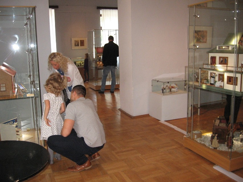 Muzeum Malczewskiego w Radomiu otworzyło nową wystawę. Co kryje się w domkach dla lalek? 
