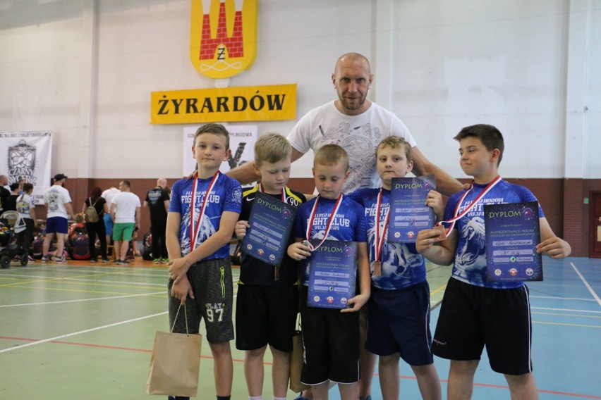 Pięciu młodych zawodników z aleksandrowskiego Fight Club...