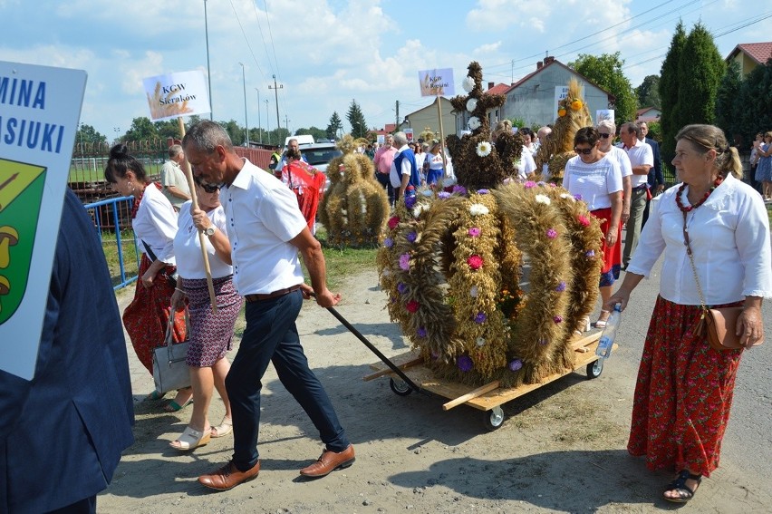 Wieniec dożynkowy Koła Gospodyń Wiejskich z Jeżowego wgrał konkurs na wieniec powiatu niżańskiego. Zobacz zdjęcia