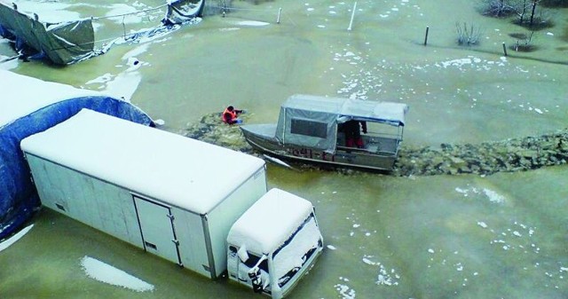 Bug najpierw zalał drogi i pola, a potem skuł go lód. Strażacy mieli spore problemy z dotarciem do zalanych terenów.