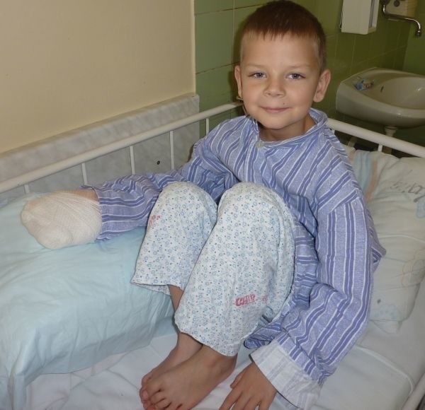 Widok osamotnionego chłopca, którego nikt nie odwiedzał, leżącego po pogryzieniu przez psa w Szpitalu Dziecięcym, zaniepokoił mieszkańców Kielc. Prosili o zainteresowanie się jego losem.