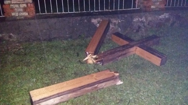 Krzyż obok Cerkwi pw. Podwyższenia Krzyża Świętego zniszczony przez burzę