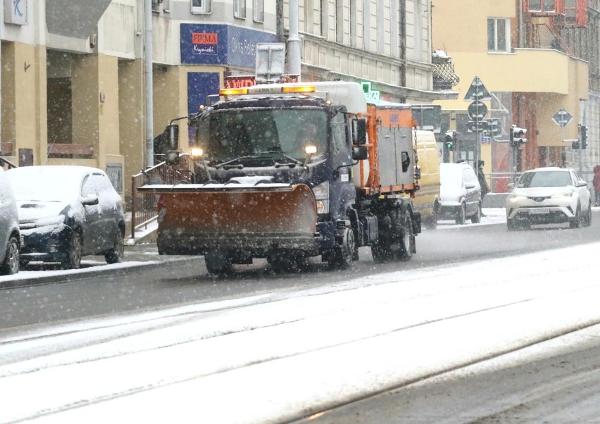 Opady śniegu spowodowały ogromne utrudnienia na drogach....