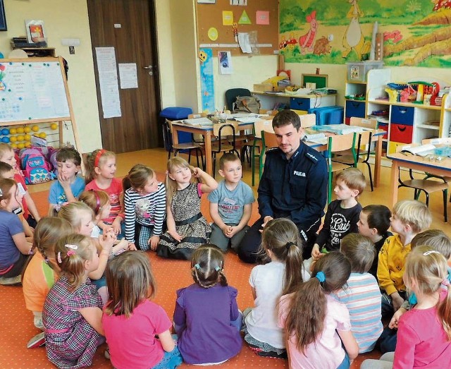 Asp. Marcin Jamroży i przedszkolacy